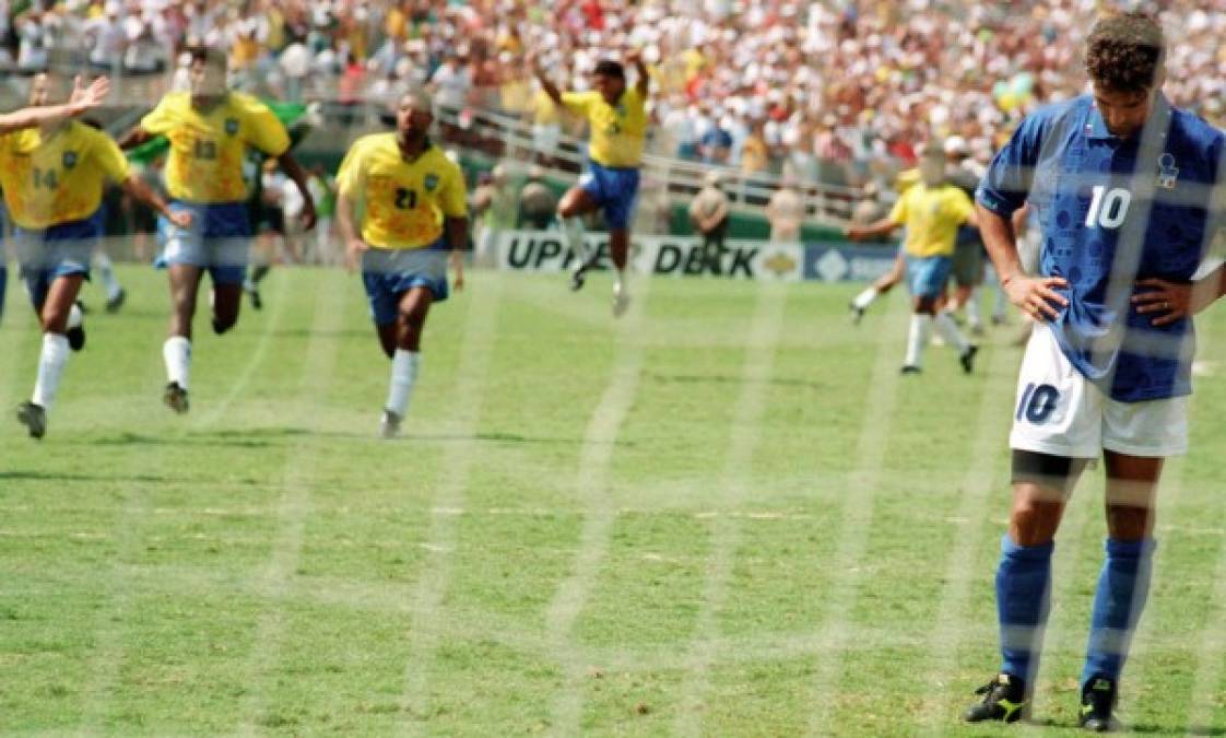 Baggio fue tercero en el Mundial 1990 y subcampeón en la Copa del Mundo de 1994, donde falló su penalti en la tanda de la final ante Brasil. Una pena para un jugador que ganó el Balón de Oro en 1993, varios títulos a nivel de clubes y se retiró con 223 goles en 489 apariciones.