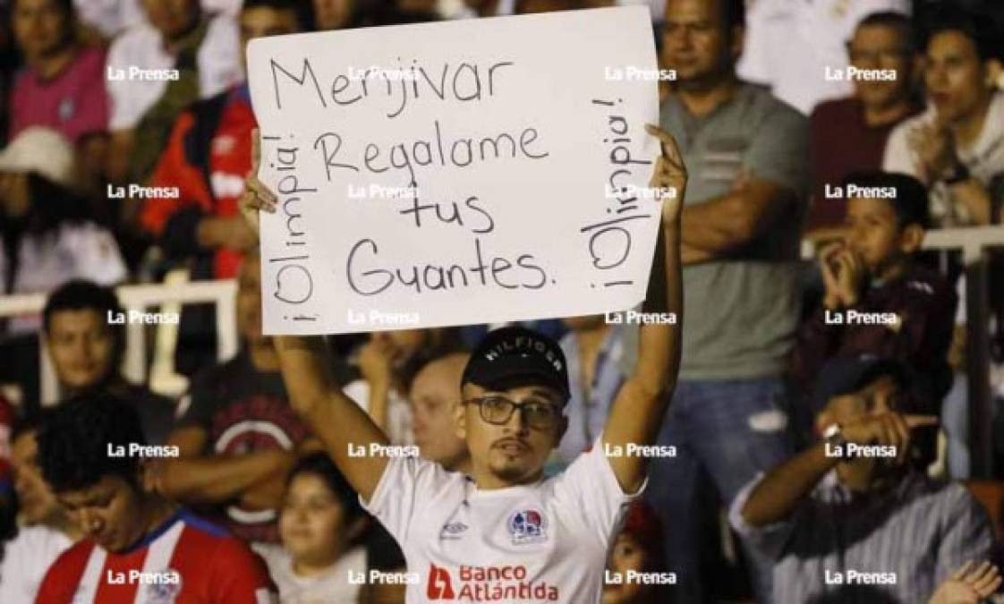 Uno de los aficionados del Olimpia llevó una pancarta con pedido especial al portero Menjívar del Olimpia. El seguidor olimpista le pidió los guantes al guardameta.