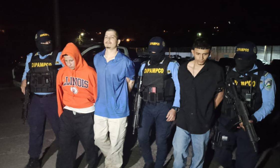 La vestimenta que portaban los tres individuos, uno de ellos menor de edad, coincide con la que se muestra en el video que registró el asalto a la gasolinera. 