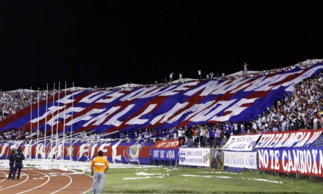 La Ultra Fiel no faltó y apoyó al Olimpia de principio a fin en el estadio Olímpico.