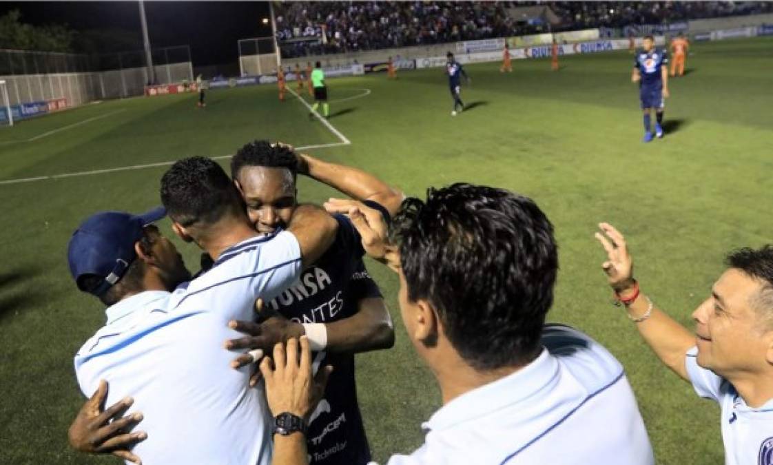 Rubilio Castillo fue felicitado por parte del cuerpo técnico tras su gol. Foto Ronald Aceituno