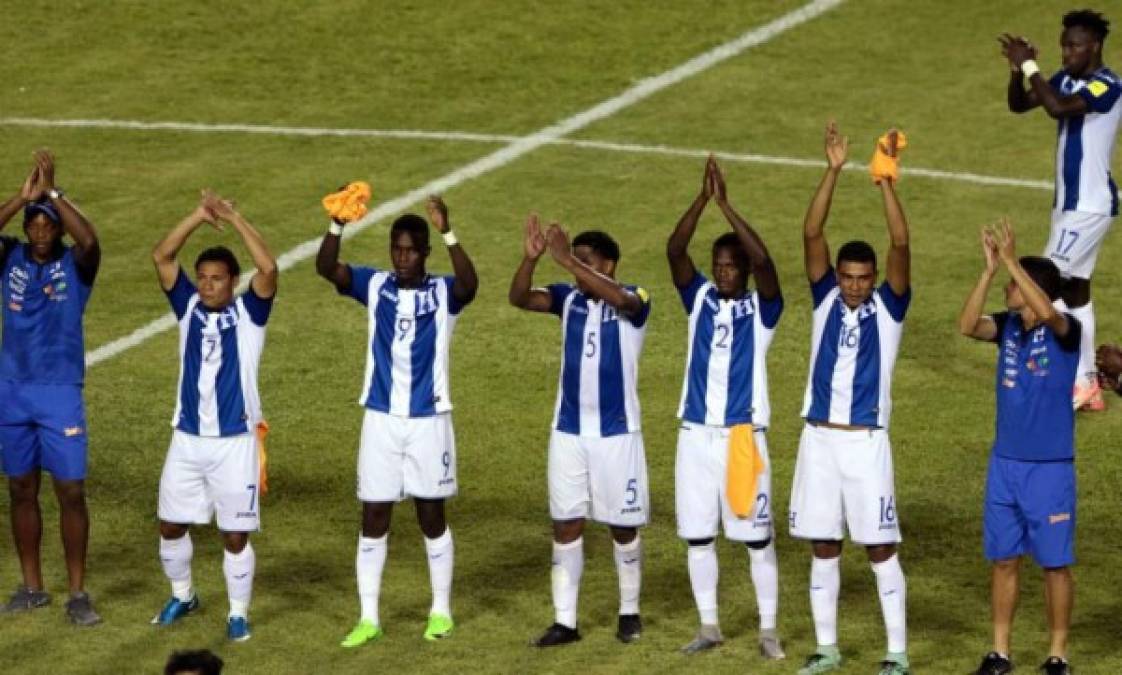 La Federación de Fútbol de Honduras está gestionando los recursos para que los futbolistas de la Selección de Honduras viajen en clase ejecutiva a Australia para el partido de vuelta del repechaje en busca de un boleto al Mundial de Rusia 2018. José Ernesto Mejía comentó que 'se esta haciendo lo humanamente posible para que los seleccionados viajen en clase ejecutiva y que lleguen descansados a Australia. Ellos van a vuelo charter, que es en un viaje bastante cómodo, nosotros los federativos vamos en vuelo comercial'.