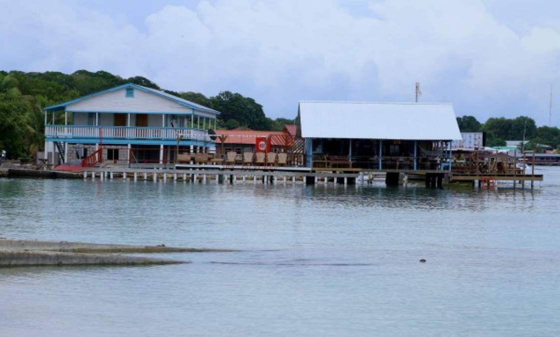 En Utila podrás encontrar hoteles, restaurantes y casas sobre el mar.