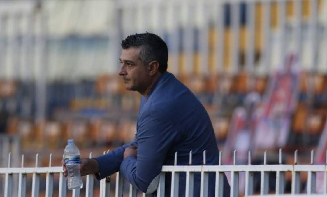 Diego Vázquez, DT del Motagua, fue expulsado por sus reclamos y se tuvo que ir al sector de silla en los minutos finales del partido.