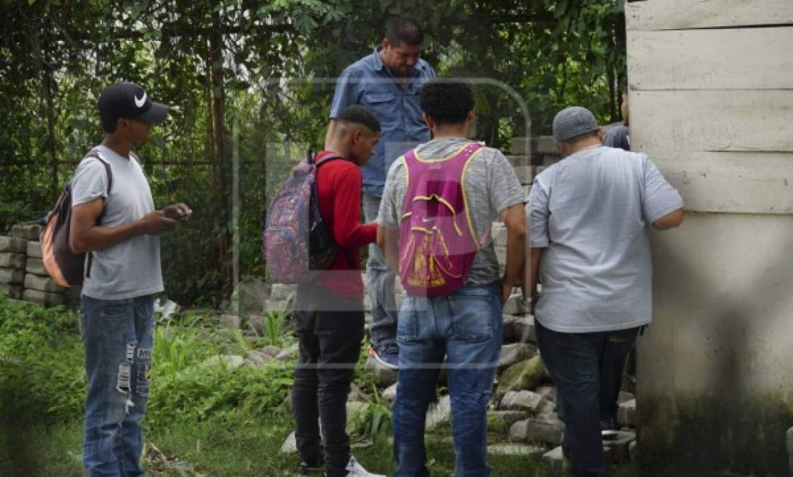 Unas 1.000 personas entraron y fueron llevados a una estación migratoria durante el fin de semana.