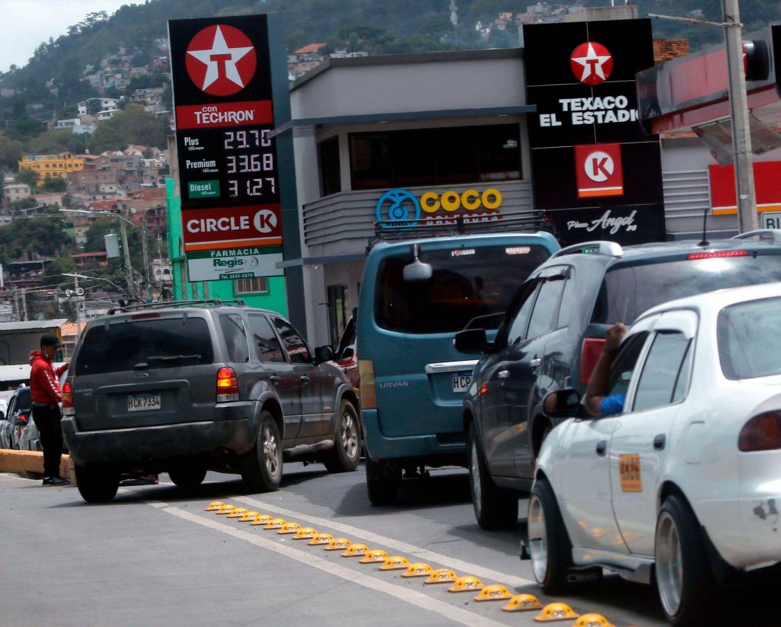 Alzas de L2.73 y 3.55 en los combustibles en Honduras