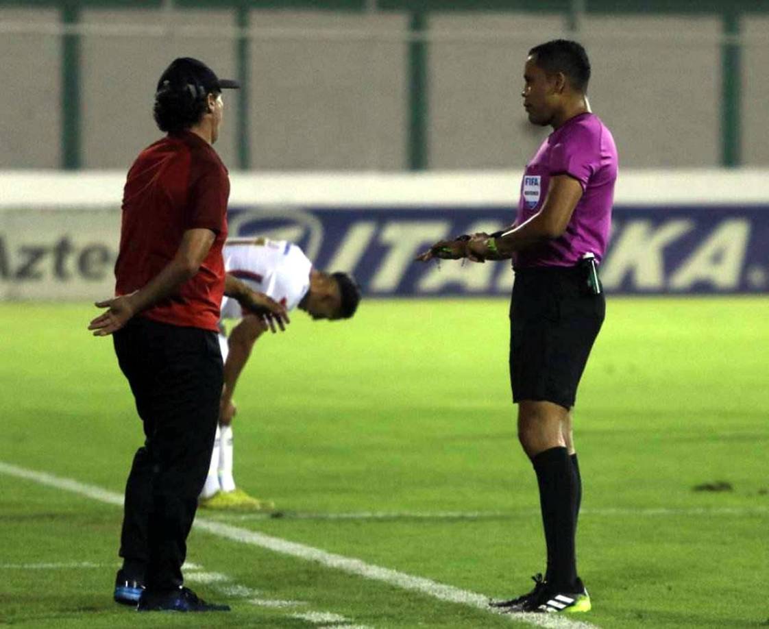 Pedro Troglio reclamó una decisión arbitral y Selvin Brown le llamó la atención.