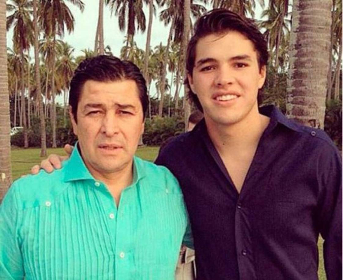 Fernando Tena Jr. se graduó en diciembre pasado de la Universidad Iberoamericana y mantiene una excelente relación con su papá, quien los ultimos años ha destacado en el ámbito del futbol mexicano.