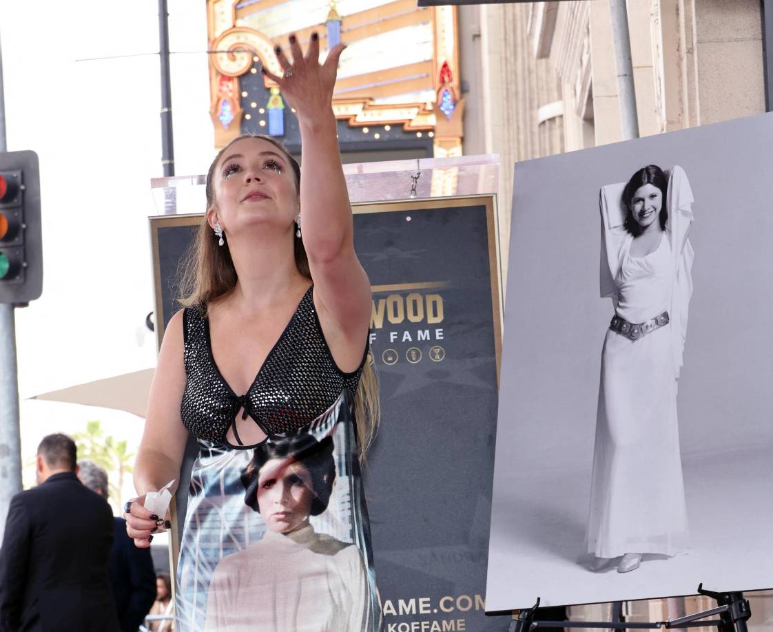 Durante la ceremonia, Billie Lourd lanzó brillos en honor a su madre Carrie Fisher, quien “llevaba su brillo donde quiera que fuera”, como dijo a joven.