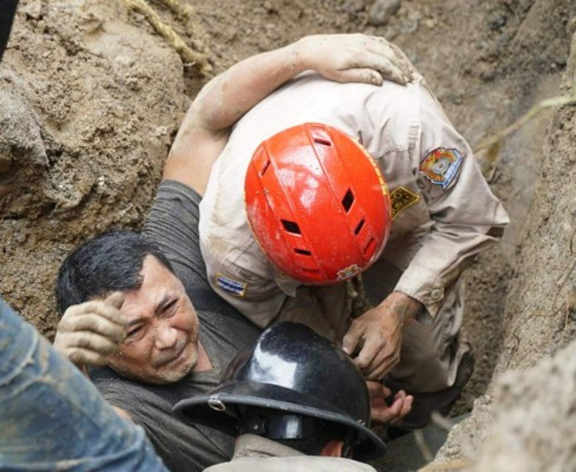 Tras el accidente, los fontaneros fueron auxiliados por sus compañeros y el Cuerpo de Bomberos.