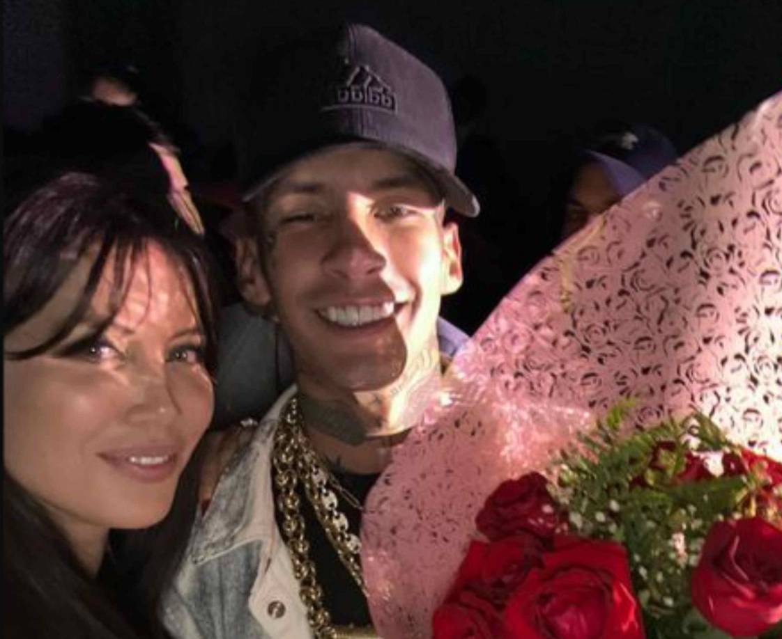 Wanda Nara compartió imágenes de su salida nocturna con L-Gante. La chica recibió un ramo por parte de su nuevo novio.