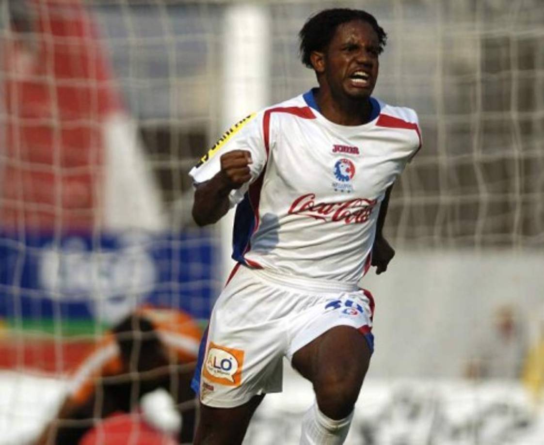 Luciano Emilio: El delantero jugó en Honduras en el Olimpia y Real España. Luego se fue al DC United de la MLS de Estados Unidos.