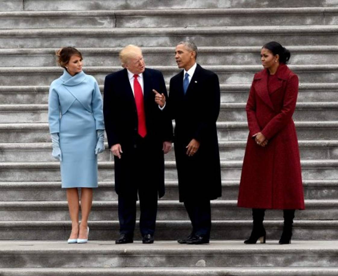 Al final Michel usó un abrigo con su vestido y cambió sus zapatos de tacón por unas botas.