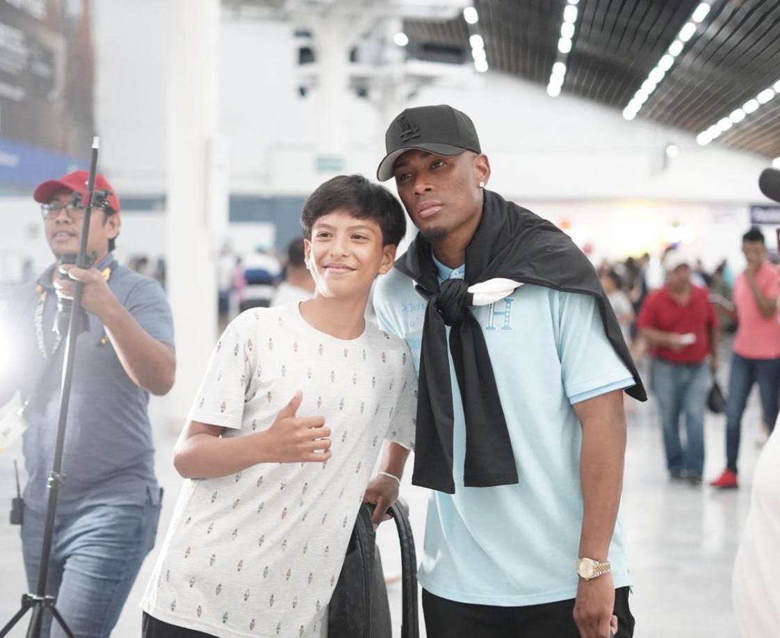 Deiby Flores posando para una foto con este joven aficionado de la Bicolor.