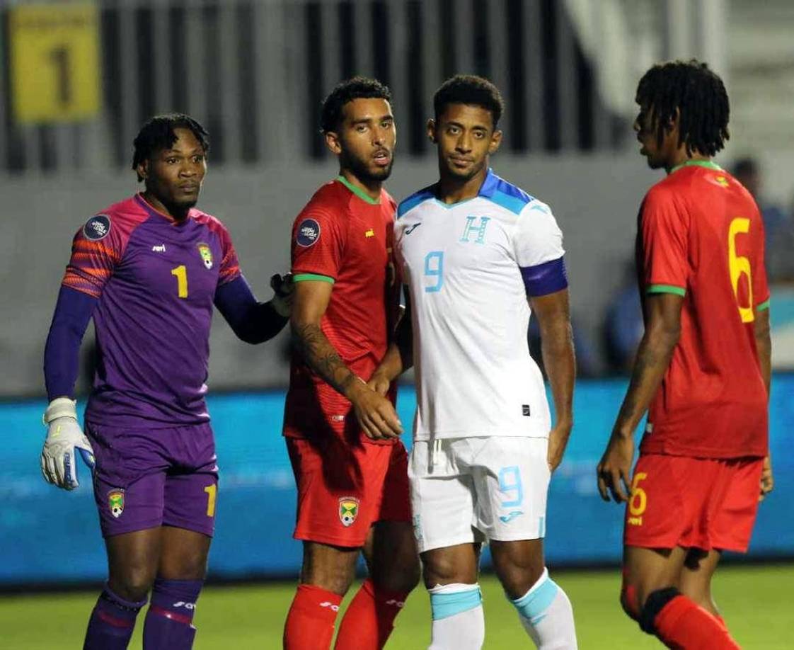 El ‘Choco’ Lozano estuvo bien marcado en el primer tiempo del partido por la defensa de Granada.