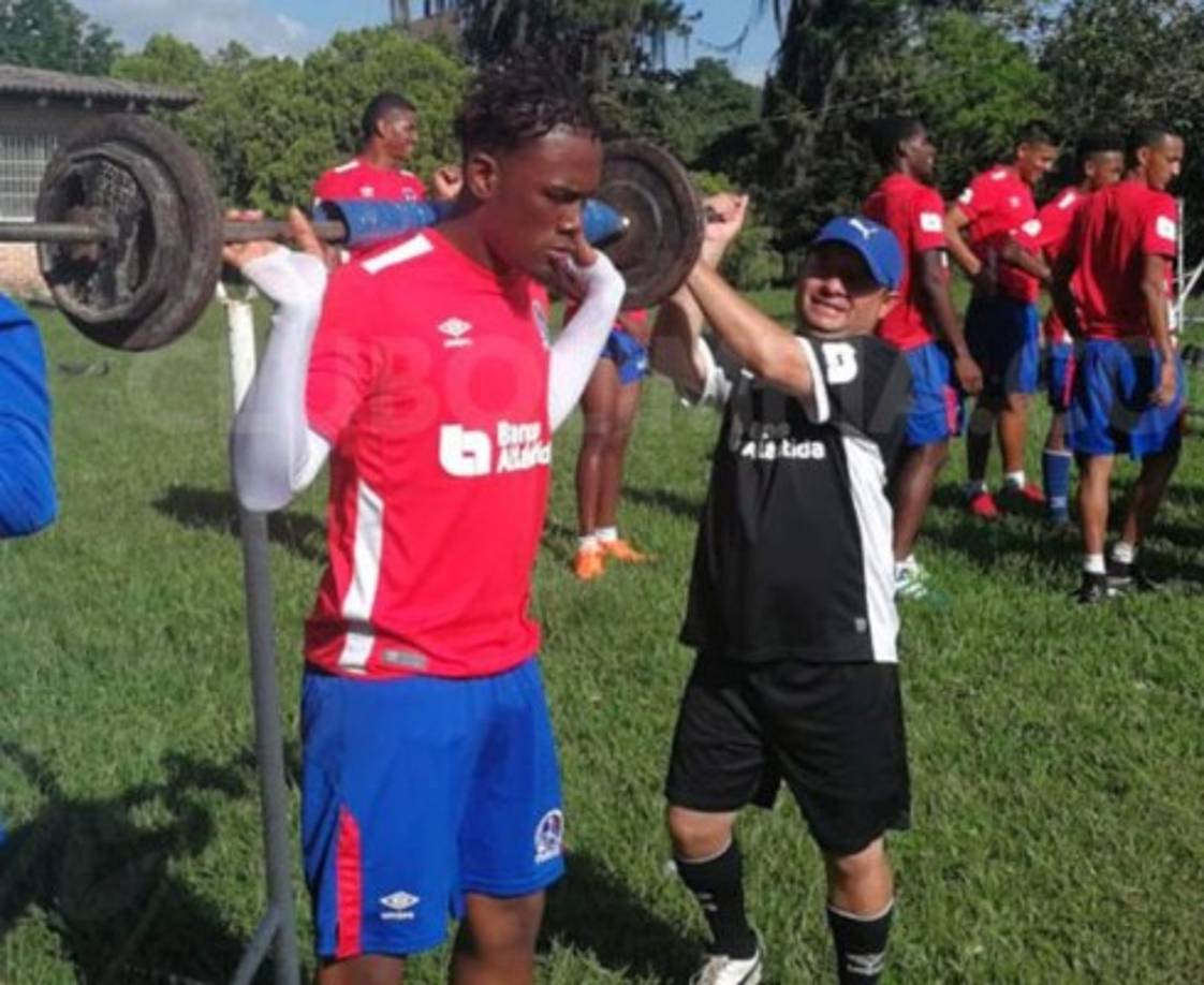 Deybi Flores: El mediocampista se ha convertido en nuevo fichaje del Olimpia, llega procedente del Motagua. Ha firmado contrato por un año con el club olimpista.