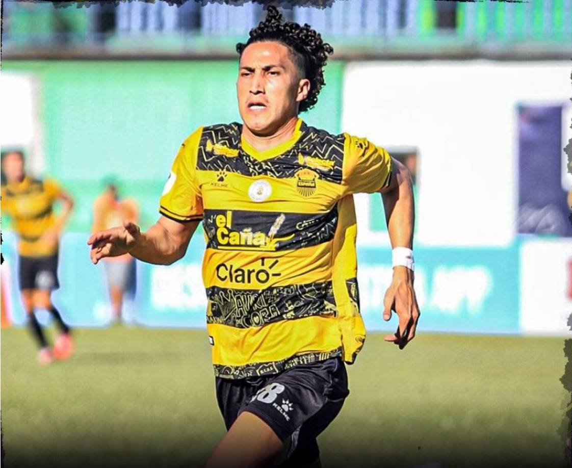 Carlos Mejía - El ‘Chapetilla’ es uno de los futbolistas hondureños que también se ha quedado sin contrato en el Real España. El lateral, que tuvo buen rendimiento en el cuadro aurinegro esta campaña, estaría siendo tanteado por el Marathón, pues según AS Sports, los verdolagas le habrían presentado una oferta económica superior a lo que percibe en Real España.