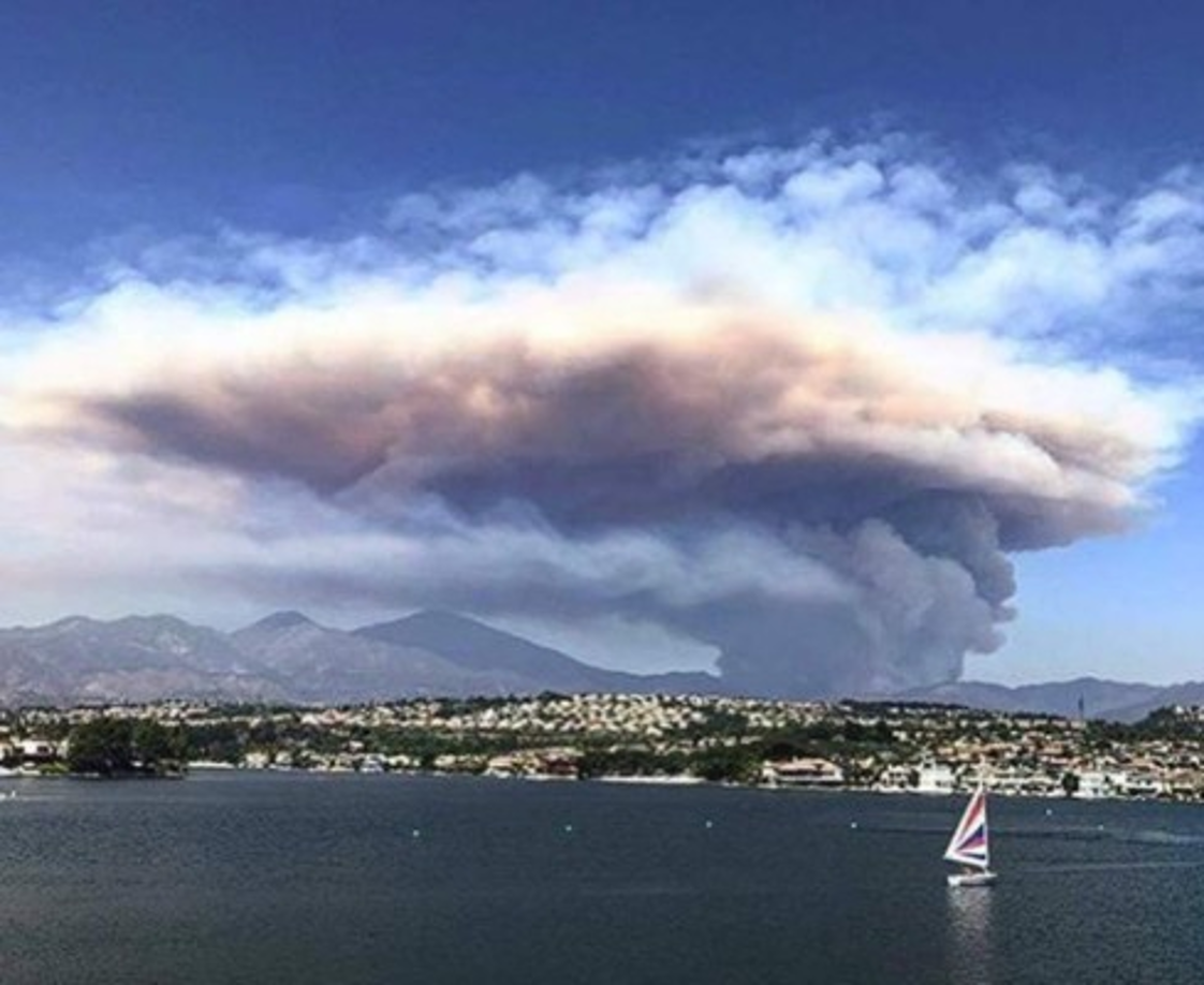 Las autoridades ordenaron evacuaciones en las comunidades de Holy Jim Canyon, la zona de residencia de Trabuco Canyon y los campamentos Blue Jay y Falcon. Foto: Instagram.