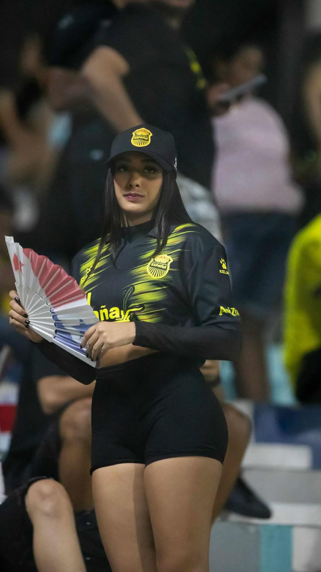 La alegría de Real España, grave lesión, jugador caminó descalzoy linda chica enamora