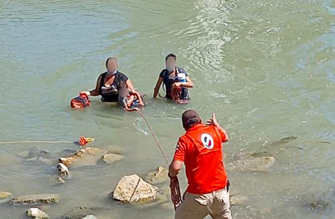 Rescatan a tres migrantes a punto de ahogarse en el Río Bravo