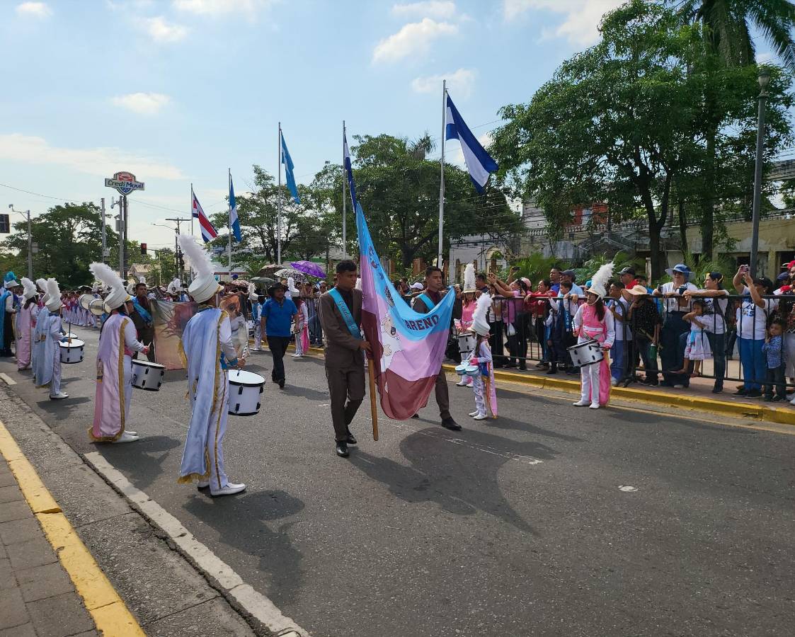 El desfile culminó en la Plaza Las Banderas, frente a las autoridades municipales.