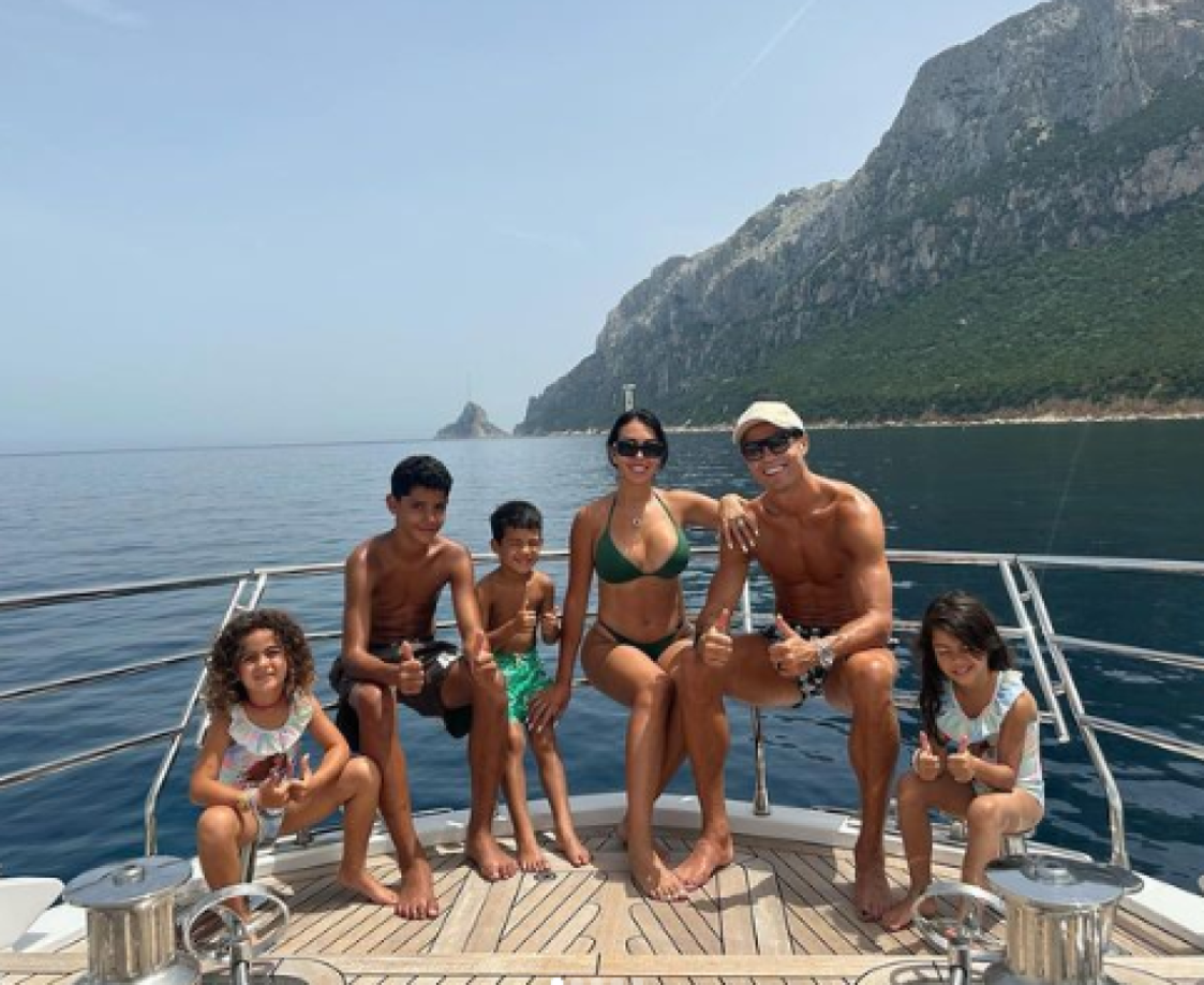 Sin embargo, la influencer reveló este jueves cómo la están pasando sus días libres junto al futbolista y su familia en tierras italianas.