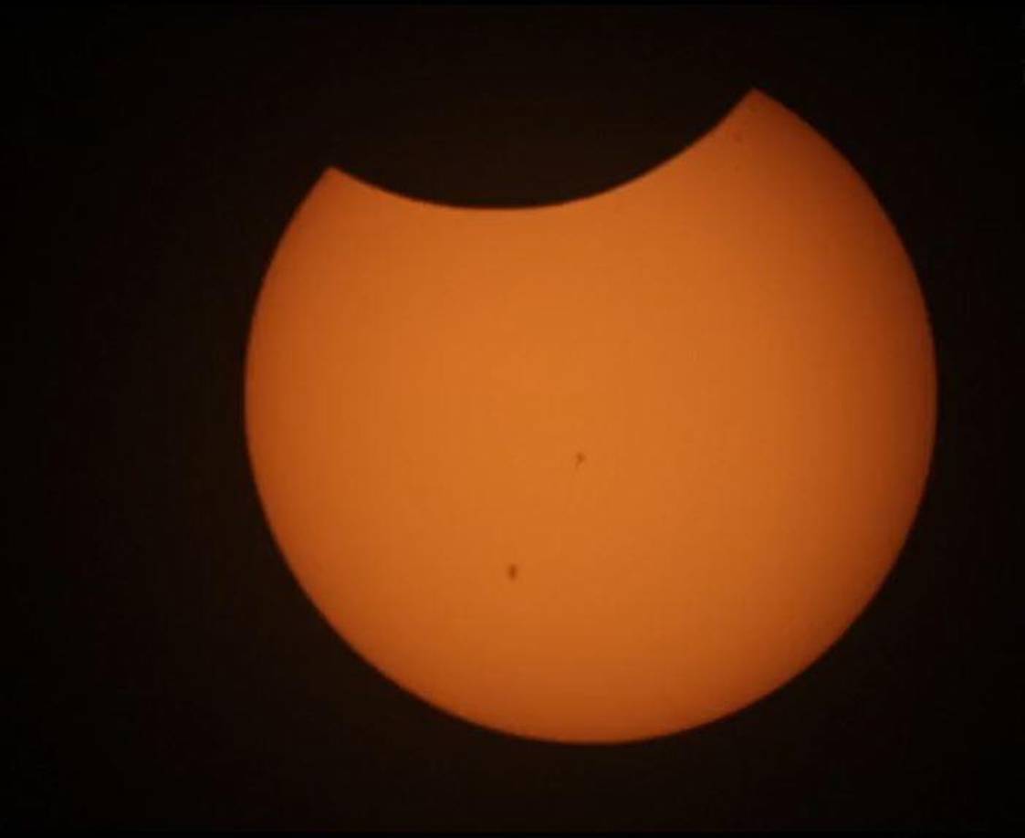 Esta es una imagen tomada por la Universidad Nacional Autónoma de Honduras (Unah), en la cual se ve cómo la sombra de la Luna aparece en el Sol.