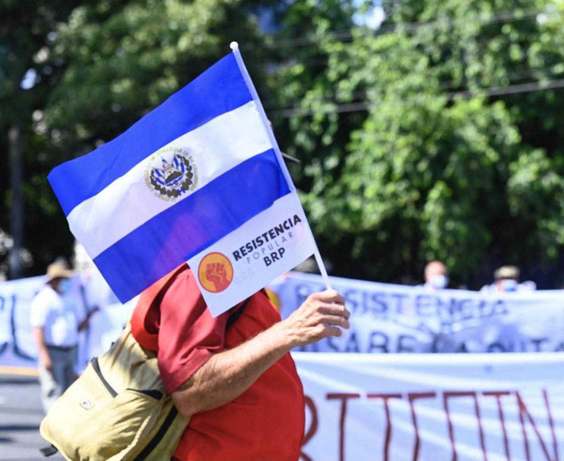 “Bitcóin la estafa”, “No a la dictadura”, “La democracia no se negocia, se defiende”, “Basta de autoritarismo”, eran parte de las leyendas escritas en carteles que portaban los manifestantes.
