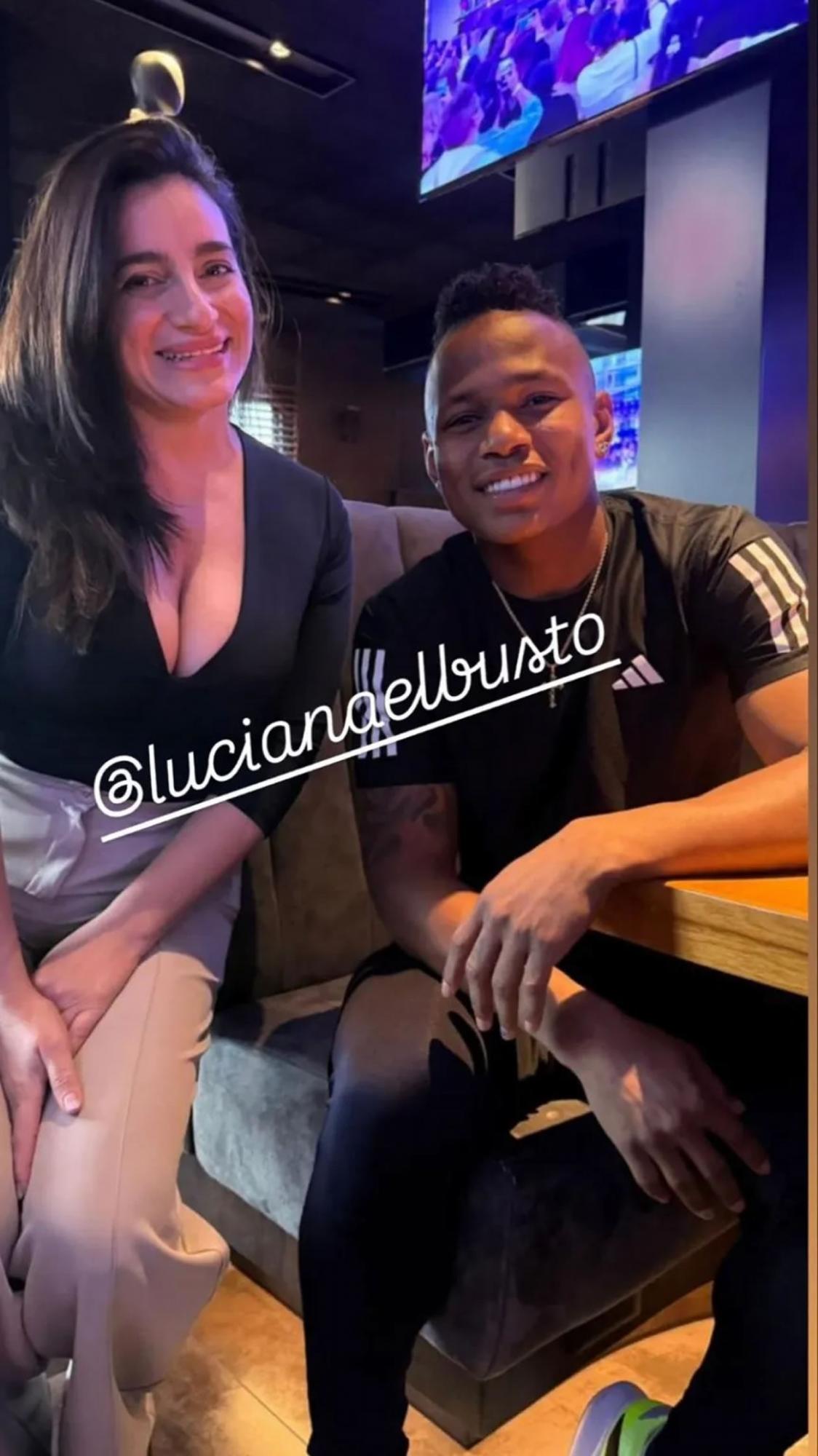 Romance del año: famoso futbolista enamoró a mujer 20 años mayor y ella responde a las críticas