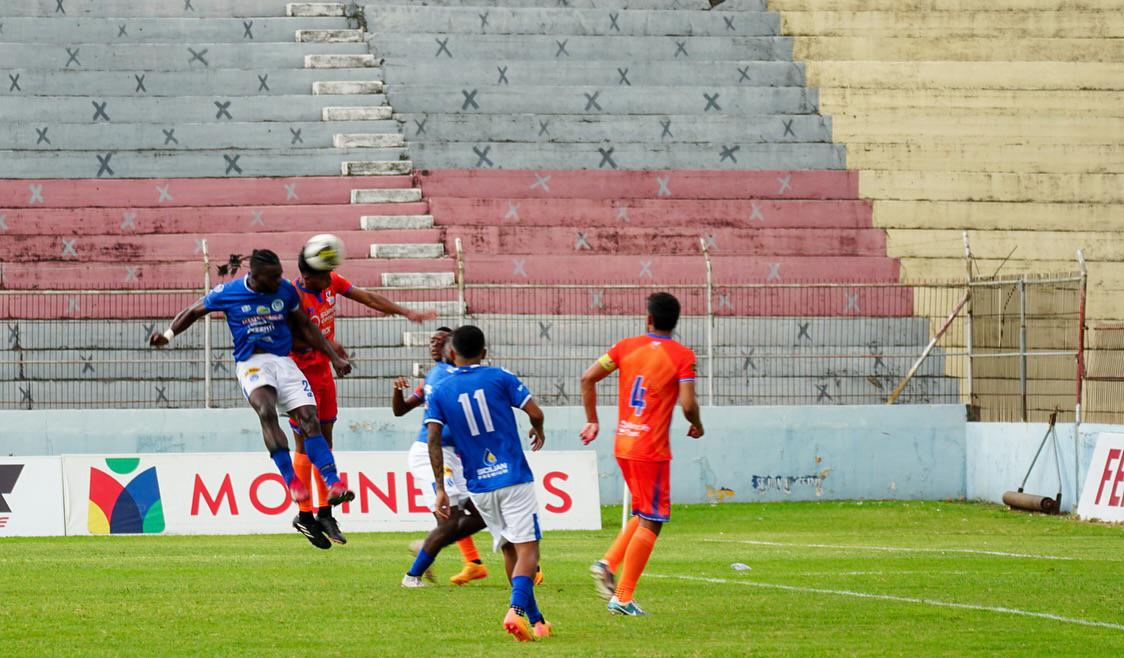 Kemsie Abbott en el momento que conecta de cabeza para mandar la pelota al fondo de las redes.
