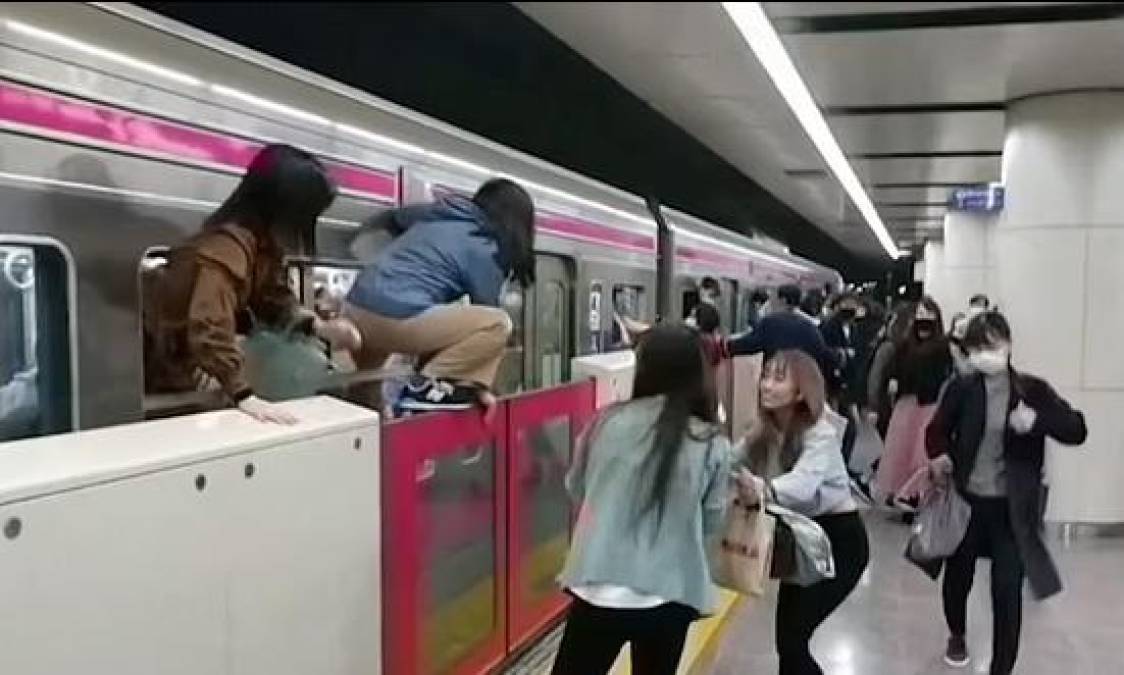 Terror en Tokio: Hombre disfrazado del Joker apuñala a varias personas e intenta incendiar el tren