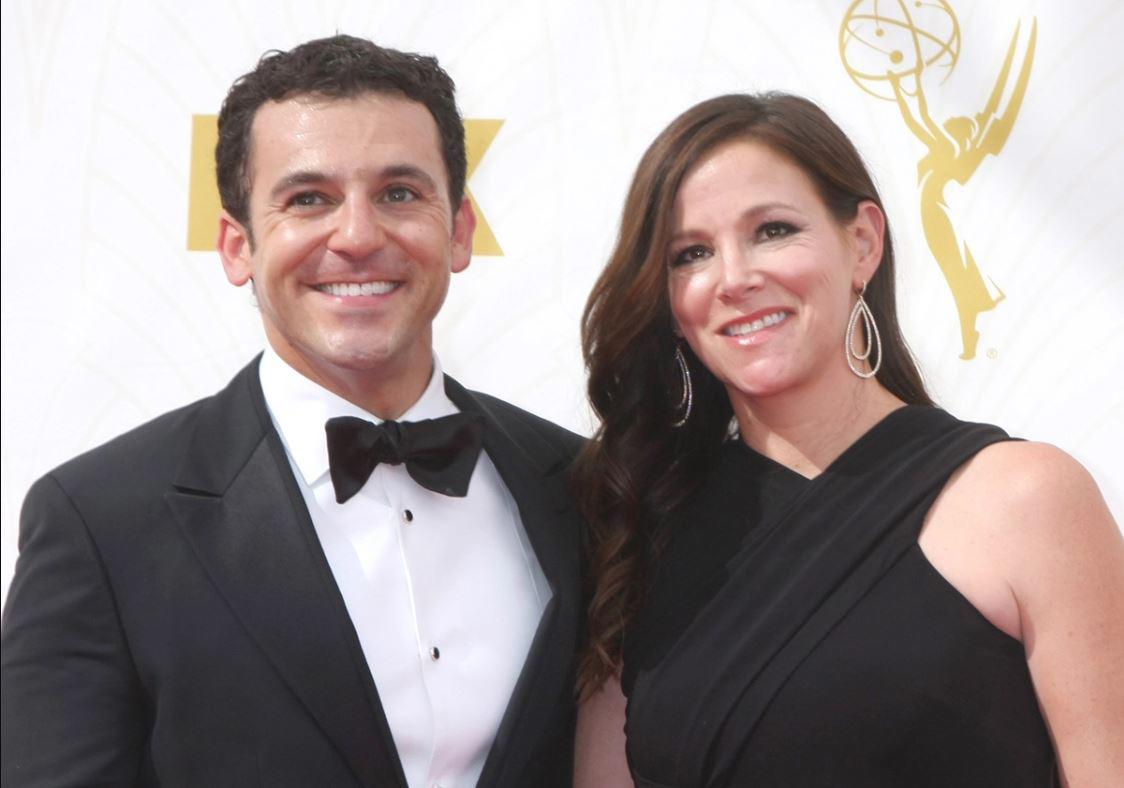 Fred Savage está casado y tiene tres hijos con Jennifer Lynn Stone.