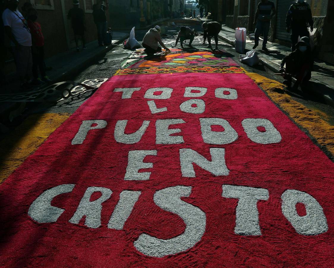 Honduras se llena de arte y color con hermosas alfombras de aserrín