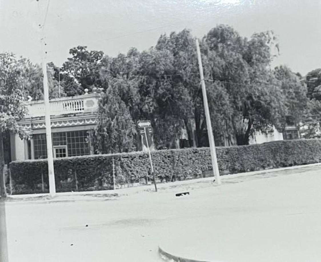 La casa de la familia Larach, construida en 1900, se ubicaba en barrio El Centro, primera calle y 11 avenida. Entre sus características resaltaban su pórtico cerrado con cornisa y su amplio jardín.