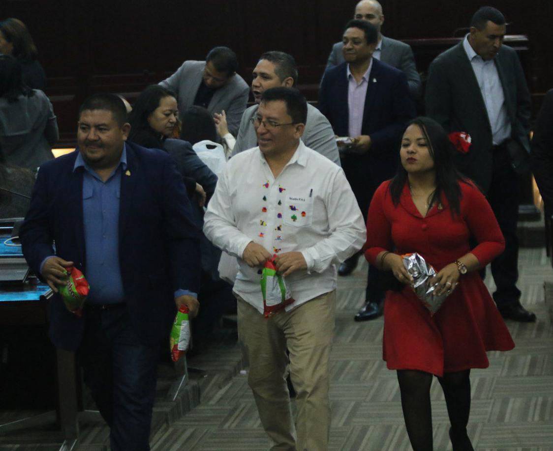 El diputado de Libre Bartolo Fuentes camina con dos de sus compañeros en el Congreso Nacional durante el receso en la madrugada de este viernes 17 de febrero de 2023.