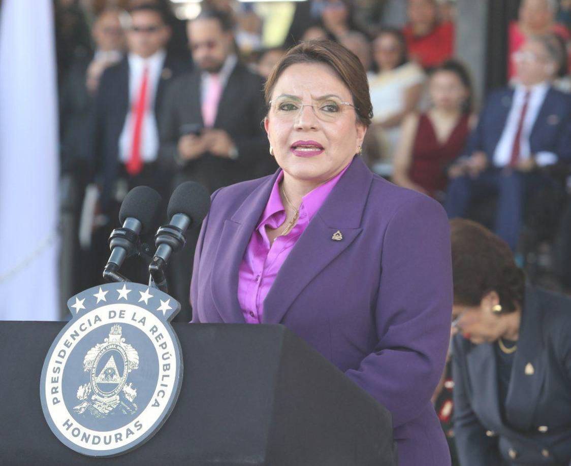 “Extiendo una vez (más) mi llamado a que se cumplan las resoluciones de Naciones Unidas que han ordenado un alto al fuego en la Franja de Gaza, donde hoy sacrifican valiosas vida de mujeres, de niños y niñas palestinos”, enfatizó Castro en una ceremonia de asunción de la nueva cúpula de las Fuerzas Armadas, encabezada por el jefe del Estado Mayor Conjunto, Roosevelt Leonel Hernández.