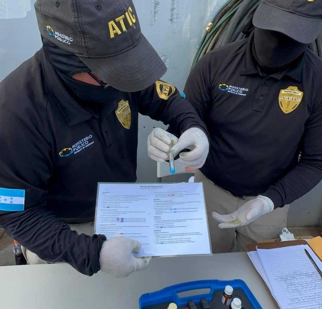 $!Los peritos forenses realizan análisis al producto incautado para determinar si es cocaína. En el caso del cargamento en custodia en Naco, se determinó que 144 de 238 paquetes habían sido reemplazados por harina.