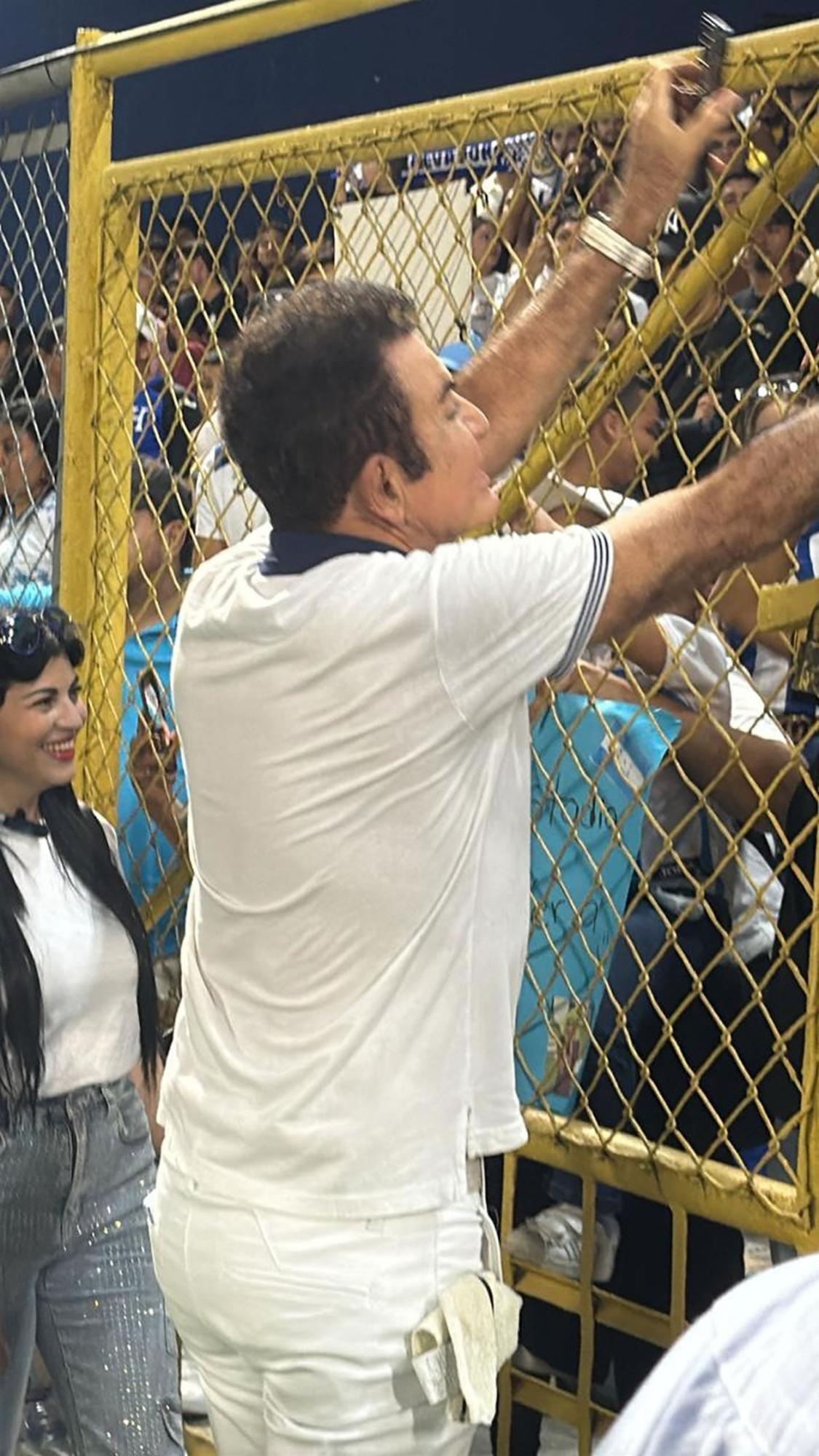 Tiktokers de Honduras festejan, Supremo conquista a Milagro, relajo y ¿quién es la chica de azul?