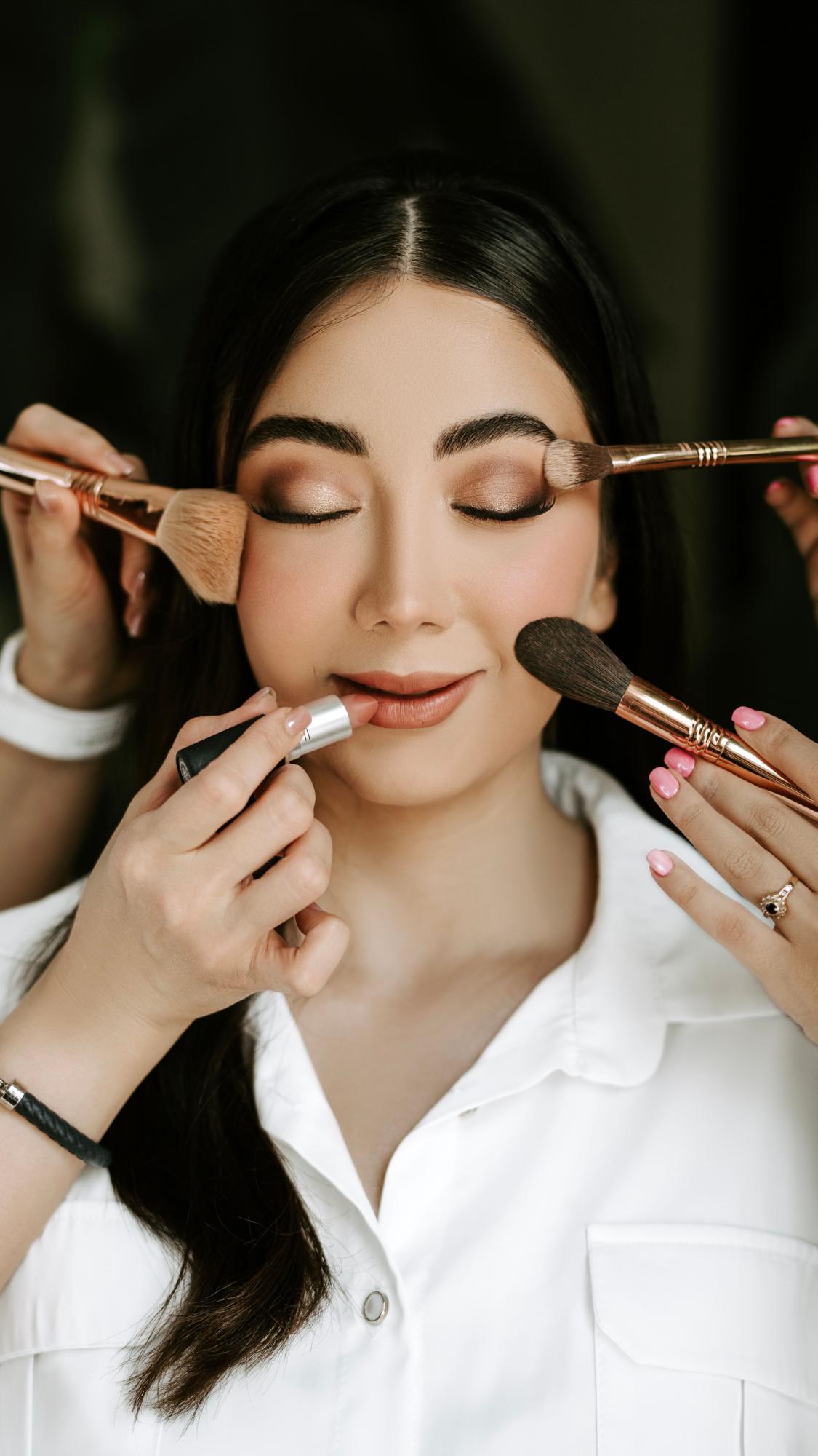 ¿Vanidad o baja autoestima?: razones por las que algunas mujeres no salen sin pintarse los labios