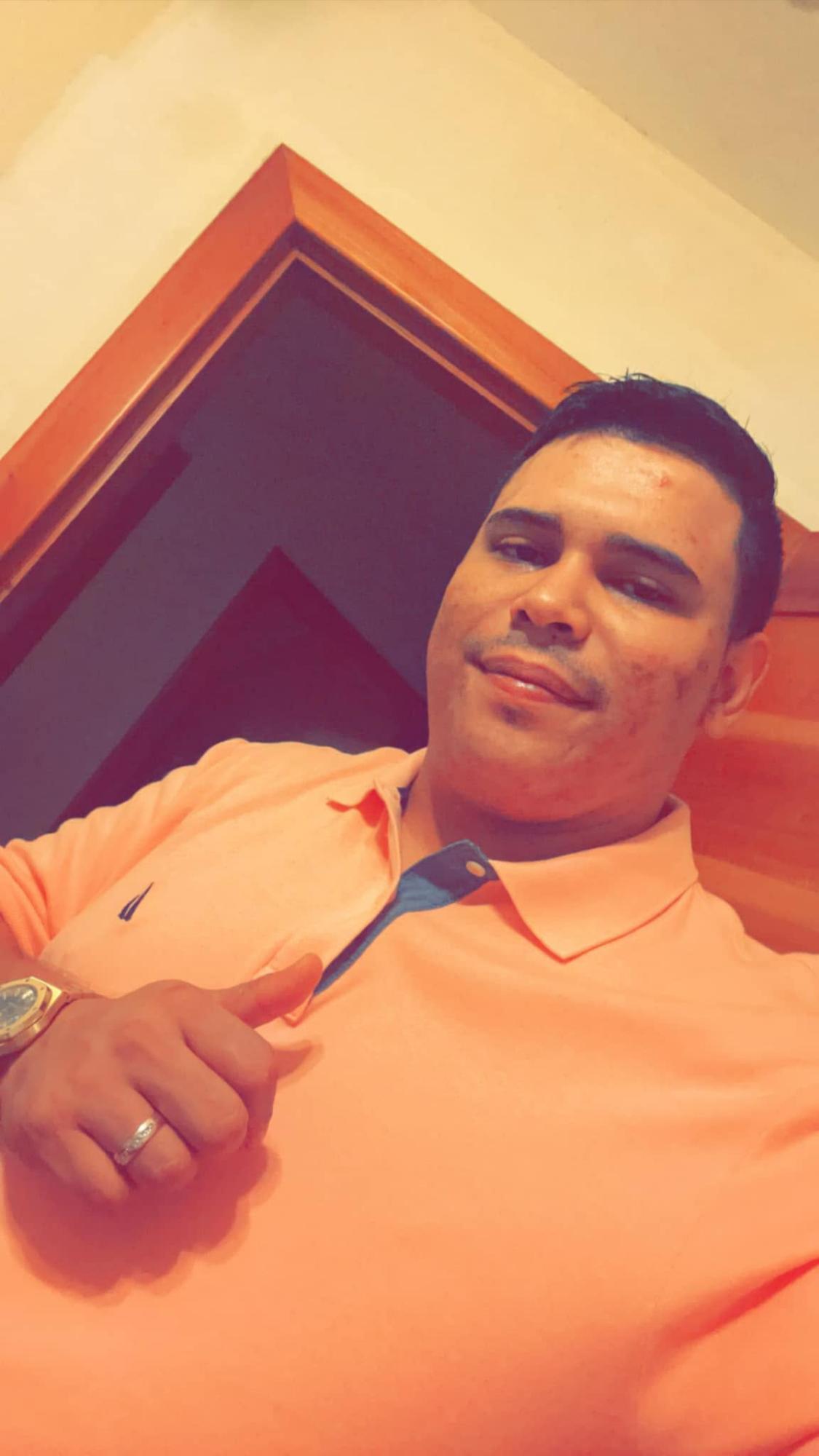 Dereck McNeil intentó escapar de sicarios; murió bajo la lluvia en Roatán