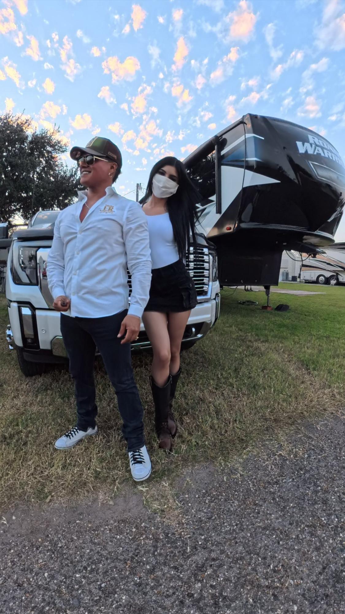 El Charro presume romance con una chica 20 años menor, tras su divorcio con La Mayrita