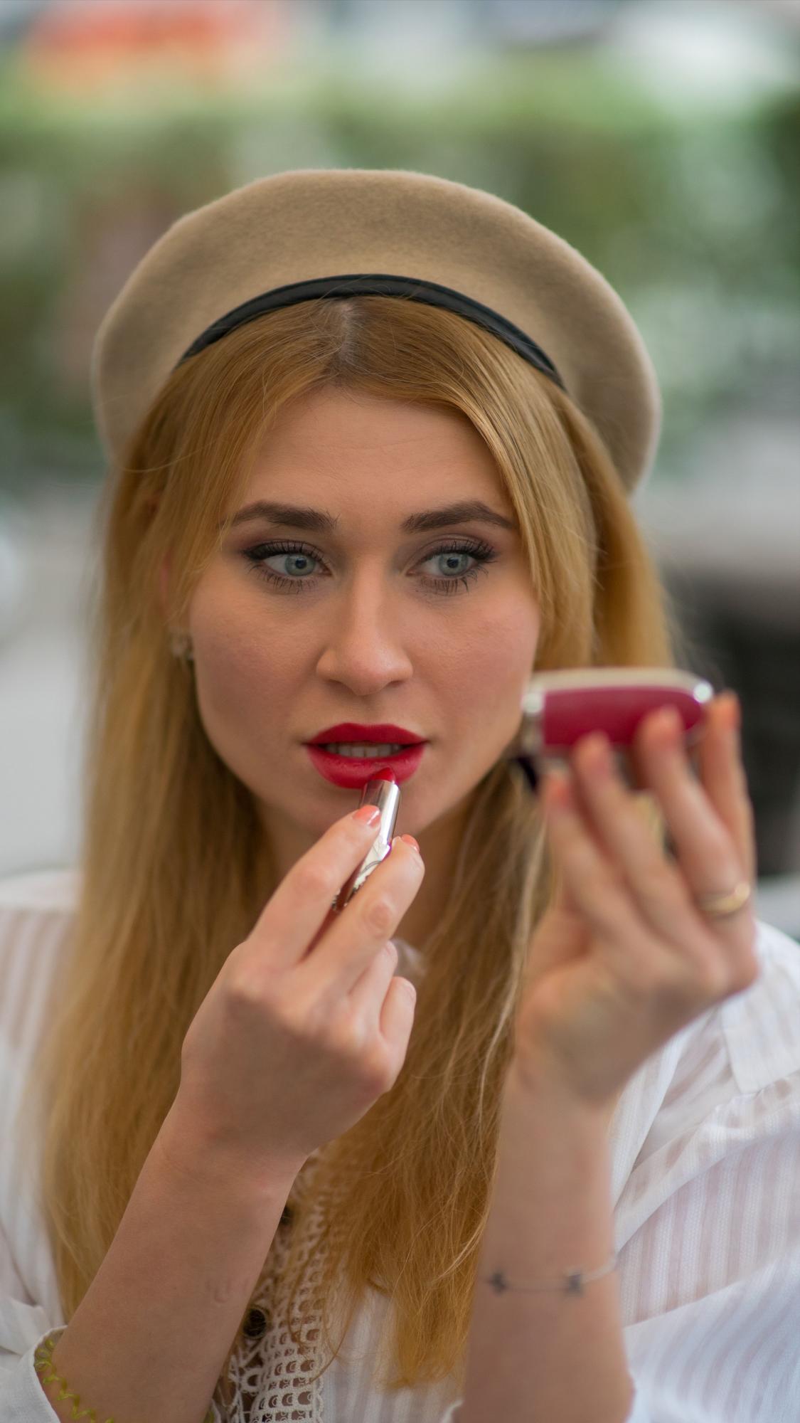 ¿Vanidad o baja autoestima?: razones por las que algunas mujeres no salen sin pintarse los labios