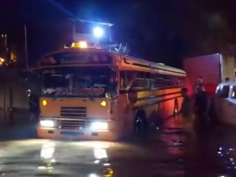 Momento en el que los privados de libertad del centro penal progreseño fueron trasladados a un albergue del mismo municipio.