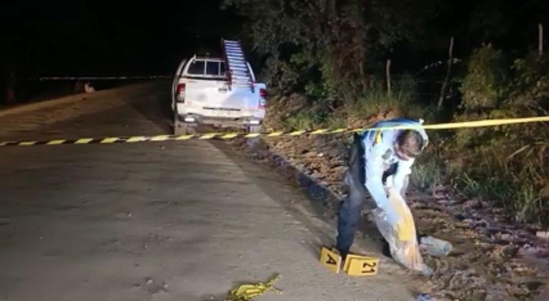 Agentes acordonan la escena donde dos personas fueron encontradas muertas en el interior de un vehículo pick-up, en la carretera que conduce hacia Ticamaya (Choloma).