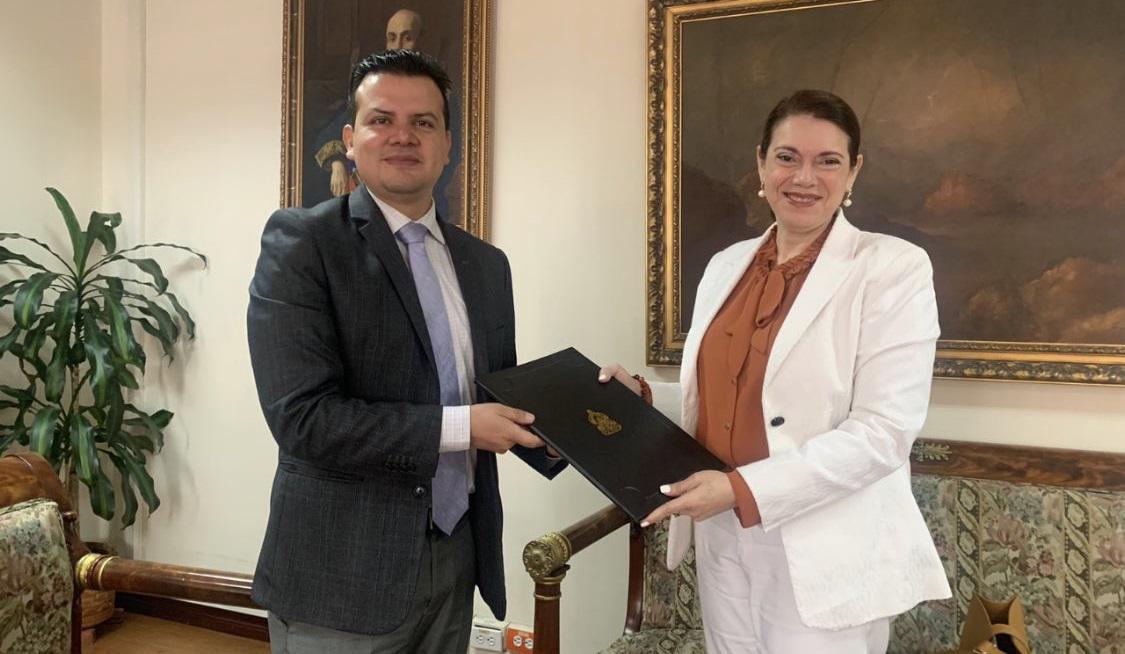 Honduras llama a su encargada de Negocios en Ecuador