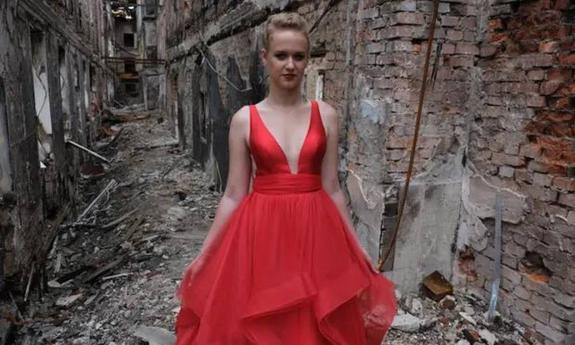 Llas imágenes de una joven, identificada como Valeria, posando con un elegante vestido de gala rojo en los escombros de la que fuera su escuela antes de la invasión rusa, se viralizaron en redes sociales.