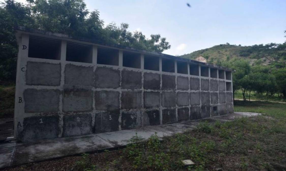 Los primeros, quizá los segundos y algunos del tercer grupo lograron ser despedidos hasta con flores, mientras que por otro lado descansan aquellos llamados “olvidados” o sin nombre, hombres y mujeres que están en un lugar donde casi nadie llega y de los que nada se sabe.