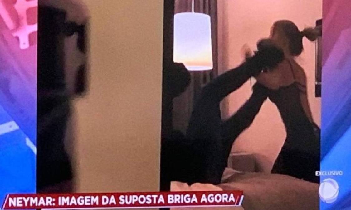 El canal TV Record divulgó este miércoles una foto del interior del cuarto del hotel en París en la que se ve el que parece ser Neymar en la cama y al parecer pateando a Najila Trindade.