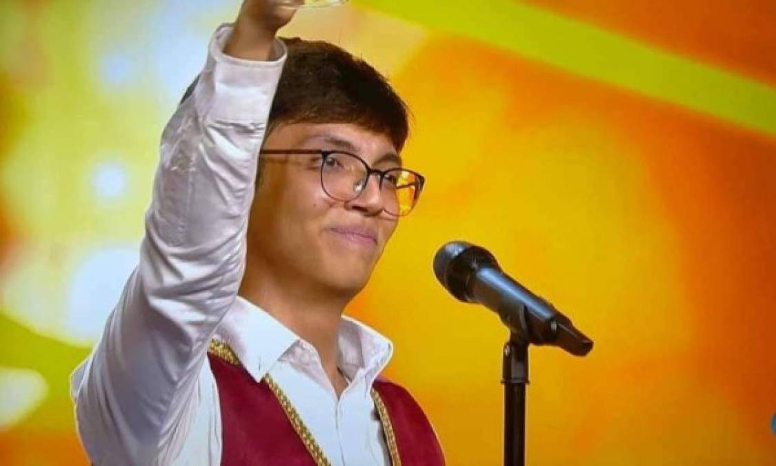 El joven Dennis Manzanares está en boca de todos los hondureños después de recibir un pase de oro en el concurso “Got Talent España”, luego de cautivar a los jueces con su increíble voz. <br/>Foto: Telecinco.