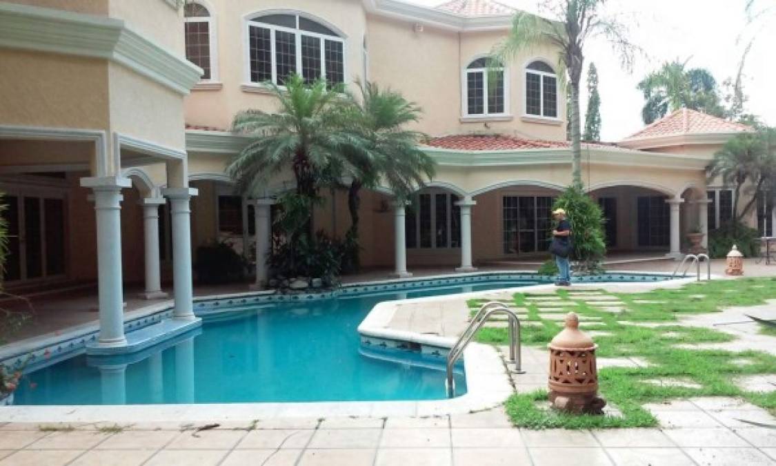 La piscina en la parte trasera de la vivienda de Yankel Rosenthal que fue asegurada en San Pedro Sula.